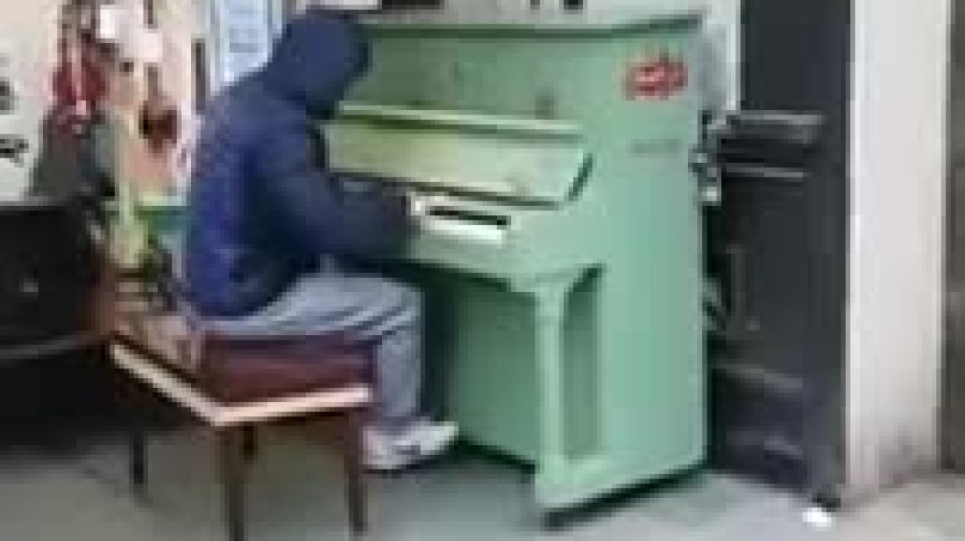 ⁣random lad plays dance songs on a public piano in Manchester